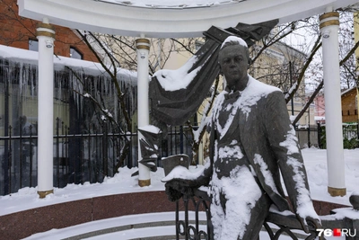 Работы по реставрации памятника Собинову приостановлены