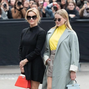 Риз Уизерспун появилась со взрослой дочерью на показе Fendi в Париже