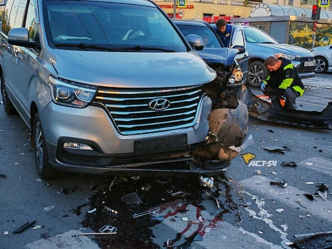 Участниками аварии стали Honda CR-V и минивэн Hyundai Starex | Источник: АСТ-54 / ВКонтакте