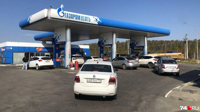 «Газпромнефть» на Новоградском тракте: на этой популярной АЗС даже в хорошие времена машин не меньше | Источник: Артем Краснов