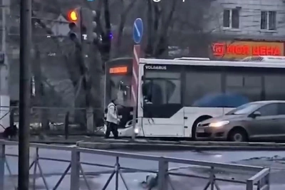 В Волгограде мужчина напал на автобус