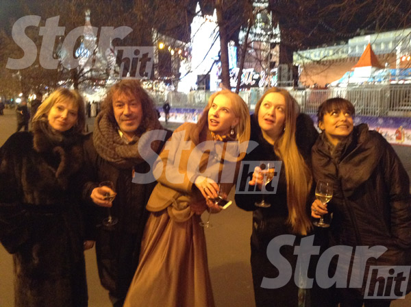 Новый год встречали в теплой компании (слева направо): теща Кузьмина, сам Владимир, Катя, ее близкая подруга и, конечно, Николь
