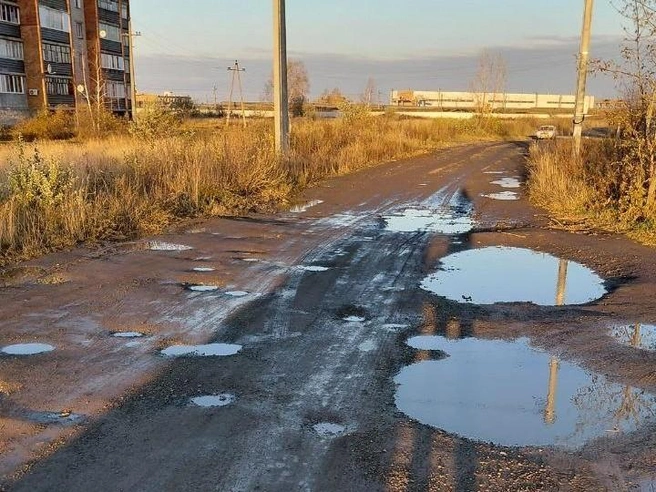 И пешком, и на машине передвигаться по Тяговой сейчас, мягко говоря, некомфортно | Источник: Евгений Горшков / Vk.com