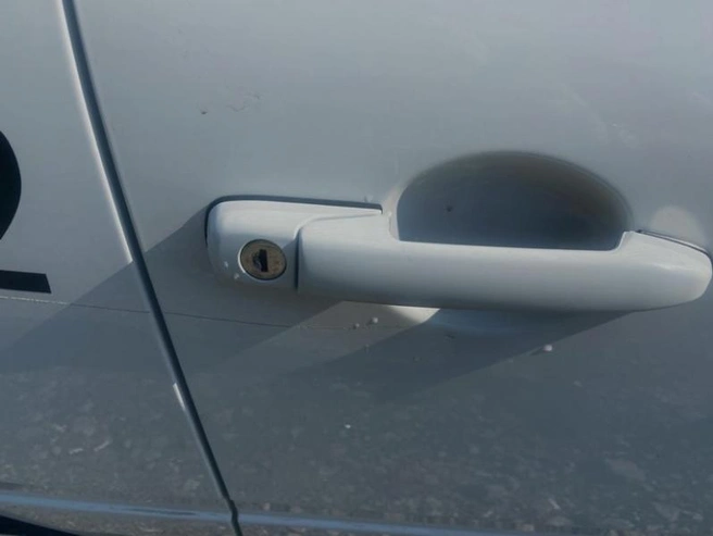 Пострадали не только колеса, но и корпус машины — на нем остались следы от шила | Источник: пресс-служба Южно-Уральского ЛУ МВД России на транспорте