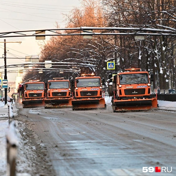 Вереница спецтехники расчищает городские улицы от снега | Источник: Василина Любимова / 59.RU