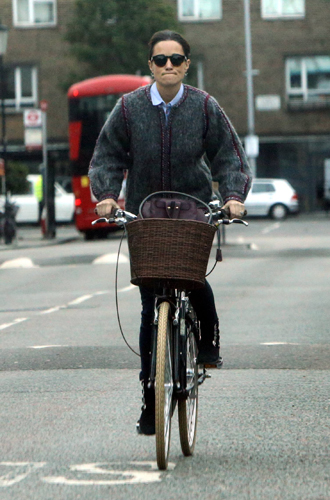 Кэжуал-шик: Пиппа Миддлтон – стильная даже на велосипеде