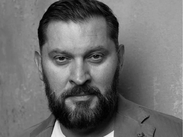 Марк Бартон — психолог, психотерапевт, гипнотерапевт, ректор Международного института психологии и психотерапии, телеведущий, автор курсов и трансформационных программ, автор книги бестселлер «Девочка Девушка Женщина»
