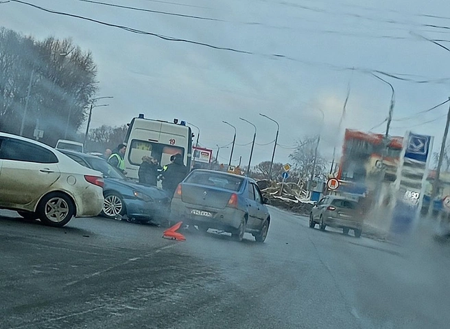 Возле «Глобуса» произошла авария | ya62.ru