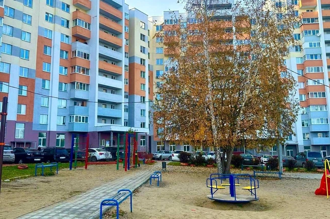 Во дворе комфортно гулять в любое время года. Фишка территории&nbsp;— площадка для малышей с верандами, как в садике | Источник: ГК Корпорация МАЯК