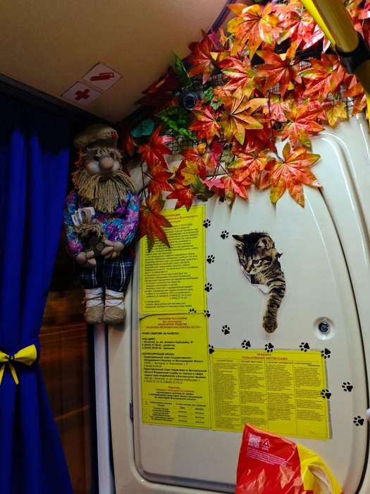 В углу незаметно притаилась кукла домовенка | Источник: читатели V1.RU