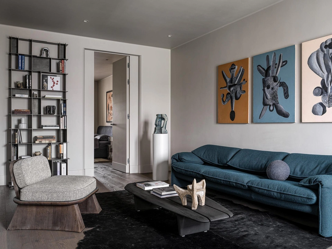 Диван, Cassina. Кресло, Modenature. Журнальный стол, Baxter. Ковер, Calle Henzel, Dovlet house. Полы, Finex. Скульптуры, Константин Становов. | Источник: Сергей Красюк. Стиль: Yes We May