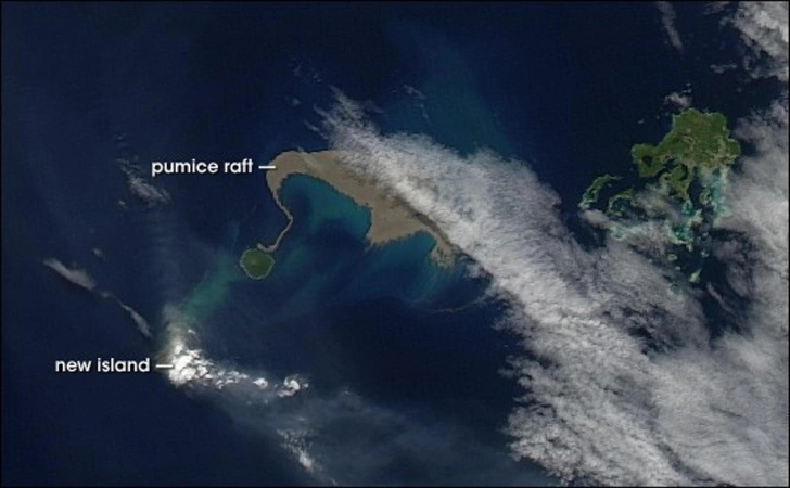 Плот из пемзы (pumice raft) на снимке NASA из космоса | Источник: NASA Image Collection, via Legion Media