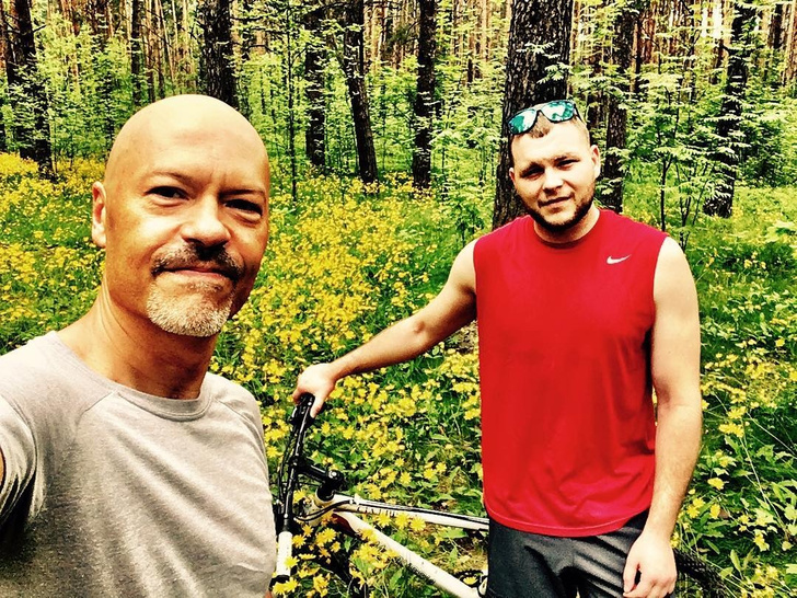 Фото №1 - Веселые ребята: Федор Бондарчук с сыном Сергеем прокатились по грязи на велосипедах