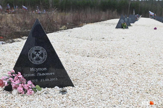На пустом месте раньше тоже были могилы, но бойцов эксгумировали  | Источник: Дмитрий Емельянов / E1.RU 
