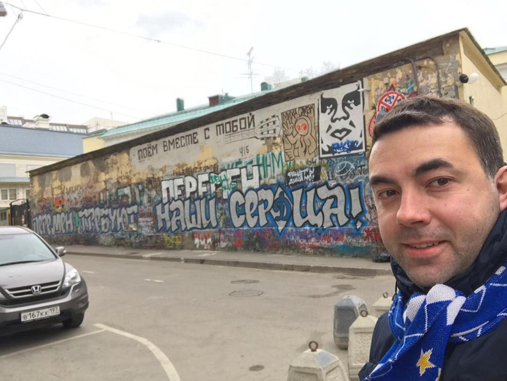 Фанаты «Динамо» закрасили «стену Цоя» в Москве своей надписью, но фанаты музыканта не оценили таких перемен