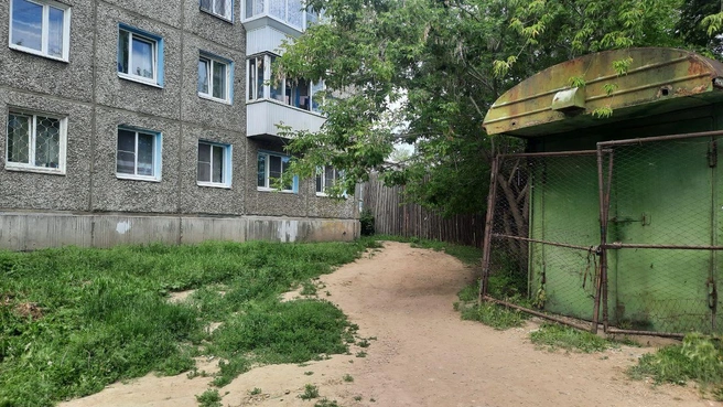 Дом прямо у стены колонии — довольно странное зрелище | Источник: Виктор Лучкин / «ИрСити»