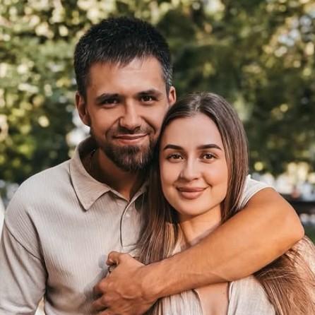 Муж, свекровь стоят с болью в глазах: дочь Анны Маловой, умершей в роддоме, выписали из больницы — фото