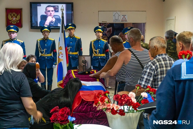 Гроб военного покрывал российский флаг | Источник: Иван Доронин / NGS24.RU