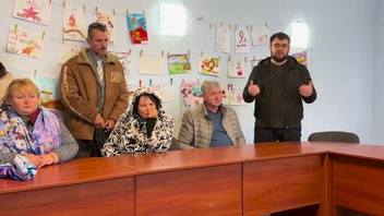 Владимир Пойда из Сургута (в чёрном справа) и Алексей Кирсанов (в сером рядом) вместе отвечали на жалобы жителей и властей в администрации Севастополя | Источник: Ленур Усманов и Анна Дементьева / Vk