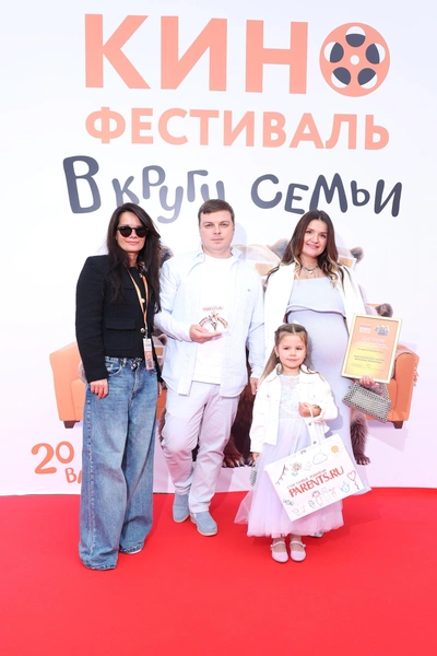 Марина Великанова и семья Меренковых — Костя, Ася и маленькая Ника | Источник: Геннадий Авраменко
