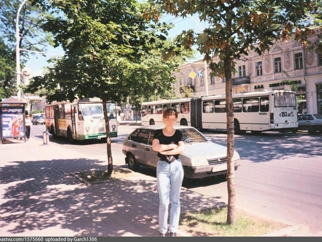 Примерно 1998 год: Большая Садовая улица у дома №81. На снимке видны два разных автобуса той эпохи, один из которых — белая «гармошка». | Источник: apollion / yaplakal.com