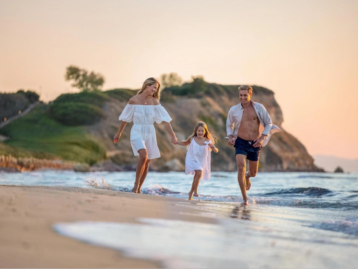 Отдых со средиземной ноткой: 5 причин устроить семейный отпуск в Sani Resort | marieclaire.ru