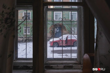 Окна из «Квартиры Коляна» выходят во двор | Источник: Калмаков Тимофей