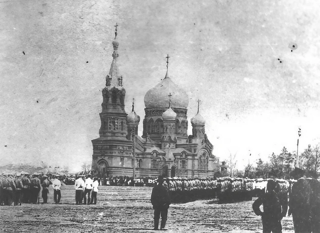 Успенский собор и белогвардейские войска, выстроенные перед ним | Источник: mikhael_mark / livejournal.com