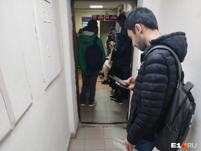Половина из тех, кто приходит в живую очередь, не успевают получить документы | Источник: читатель E1.RU