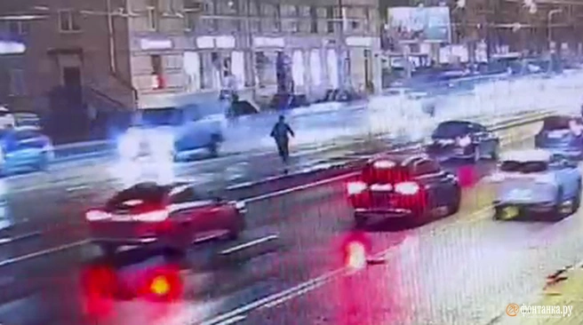 Драка строителей на Заневском едва не обернулась аварией. Опасный манёвр попал на видео | Источник: «Фонтанка.ру»