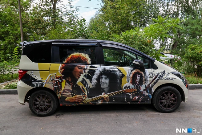 На машине изображен Брайан Мэй из группы Queen | Источник: Наталья Бурухина / NN.RU