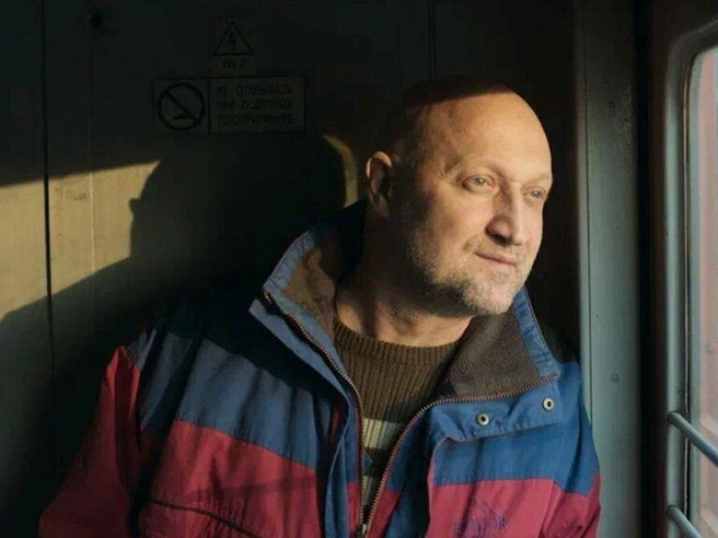 Специально для роли Куценко несколько месяцев худел | Источник: кадр из сериала «Встать на ноги» (18+), реж. Павел Тимофеев, Okko, 2025