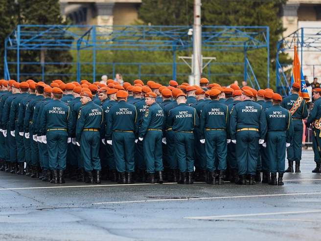 В параде также задействованы сотрудники МЧС | Источник: Александр Ощепков / NGS.RU