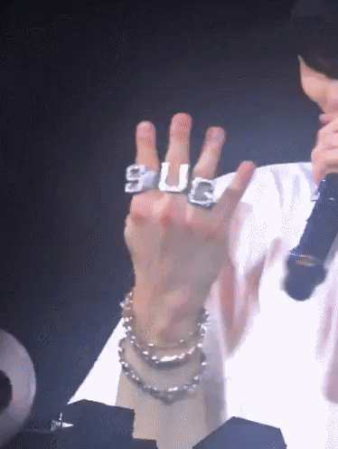 Шуга из BTS потерял кольцо во время концерта в Берлине, и вот чем все это закончилось