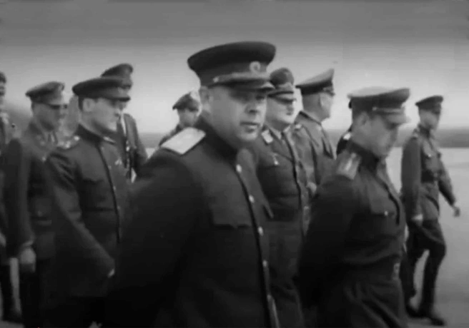 Начальник УКР «Смерш» 1-го Белорусского фронта генерал-лейтенант Вадис А. А., заместитель народного комиссара внутренних дел комиссар государственной безопасности 2-го ранга Серов И. А. сопровождают представителей германского командования в Карлхорст для подписания Акта о безоговорочной капитуляции Германии. 8 мая 1945 г. (кадр кинохроники). | Источник: ФСБ России