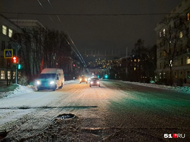 Из света на улицах&nbsp;— огни квартир, где есть электричество, и светофоры | Источник: Дмитрий Артёменко / 51.RU