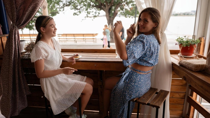 «Сколько ты вообще зарабатываешь в свои 28?»: 3 красных флага токсичных отношений с подругами | Источник: svetograph/Shutterstock/Fotodom.ru