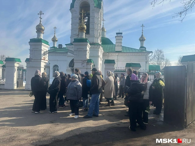 Люди стояли в ожидании катафалка с гробом Ани у храма | Источник: MSK1.RU