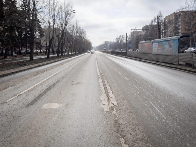 На улице Титова планируется устранение колей. Эта дорога испытывает значительную нагрузку от транспорта, следующего с Полевского тракта. | Источник: Владислав Лоншаков / E1.RU