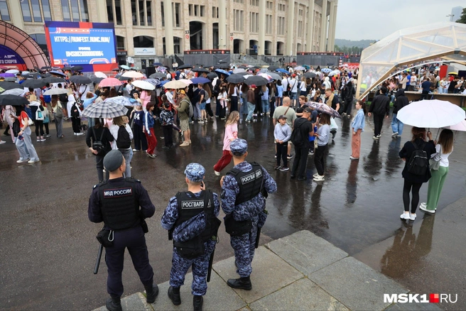Росгвардейцы и полиция следят за порядком во время большого скопления людей | Источник: Татьяна Спиридонова / MSK1.RU