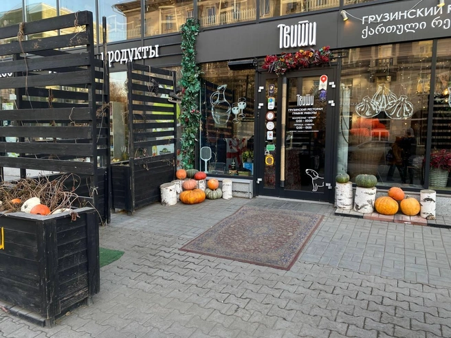 Грузинский ресторан на перекрёстке улиц Ленина и Урицкого украсил вход композицией из тыкв разного размера. | Источник: Анастасия Хрипушина/NGS.RU