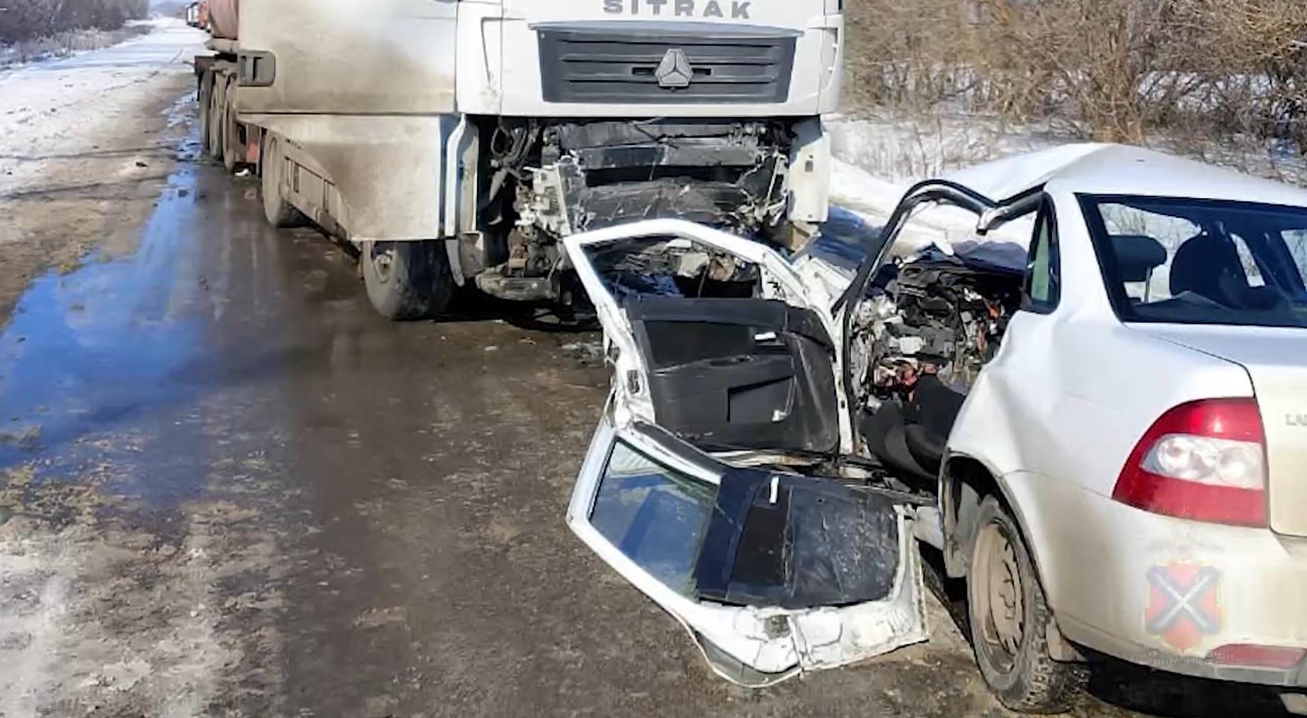 Под Волгоградом «Лада» врезалась в бензовоз, есть погибший — видео