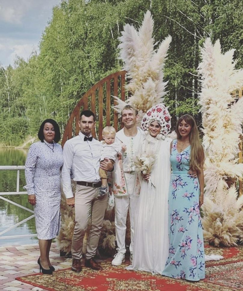 В кокошнике, под народные песни: звезда «Пищеблока» и «Триггера» Ангелина Стречина вышла замуж за актера