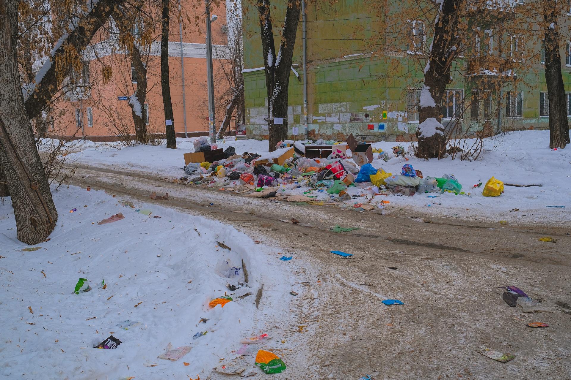 В Перми убрали мусорку между жилыми домами на улице Коминтерна, 6 и Клары  Цеткин, 2, потому что УК и ТСЖ не захотели ее обслуживать - 15 декабря 2023  - 59.ру