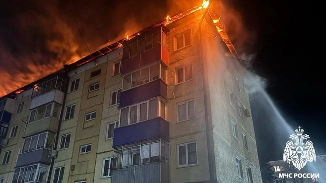 На место прибыли спасатели и помогли выбраться людям | Источник: ГУ МЧС России / telegram