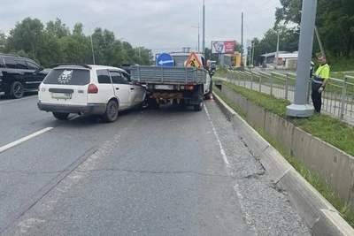 Nissan AD врезался в УАЗ в пригороде Владивостока