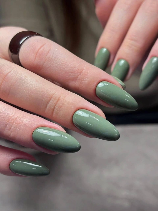 Оливковые ногти — один из трендов осени-2026 | Источник: kim_nails96 / Instagram.com (экстремистская организация, деятельность запрещена на территории РФ)