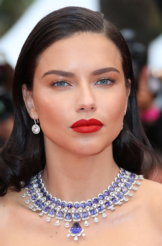 Адриана Лима Вариант, который хорошо подойдет, когда хочется «немного чересчур». Здесь всего чуть-чуть слегка больше, чем нужно: глянцевый тон с контурингом, «инстаграмные» (запрещенная в России экстремистская организация) в не самом плохом смысле брови, матовая красная помада. В общем, если ситуация (или душа) просит побыть боярыней, ориентируемся на этот образ Адрианы Лимы. Макияж ей, кстати, делал селебрити-визажист Патрик Та (@patrickta), известный работами с моделями Джиджи и Беллой Хадид и звездами Голливуда.