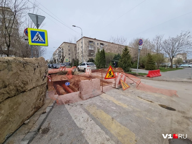 Водители сами договаривались, как разъезжаться на узкой дороге | Источник: Константин Завриков / V1.RU