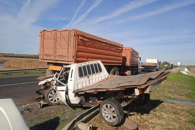 В Самарской области КАМАЗ с прицепом столкнулся с пикапом